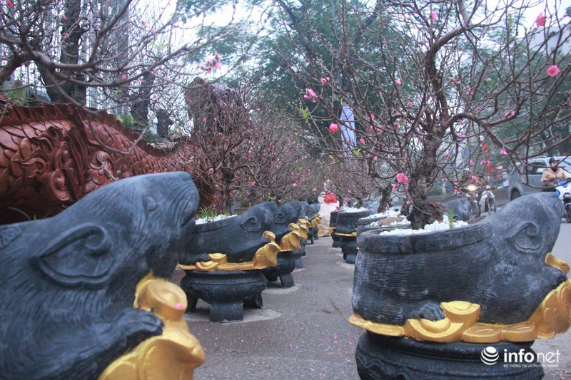 Sản phẩm gồm có 2 phần là bệ đỡ hình chuột và hoa đào. Bệ đỡ được đúc bằng xi măng và quét sơn trực tiếp. Ảnh: Infonet.