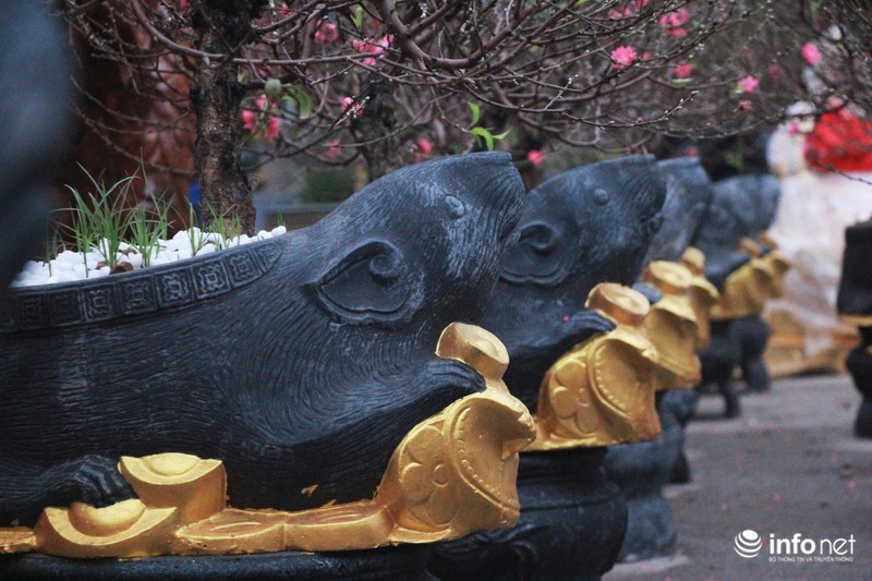 Bên cạnh đó, người tiêu dùng còn thích thú với chuột đen ngồi trên hũ vàng và cõng đào Nhật Tân của nghệ nhân Nguyễn Tuấn Anh (Phú Thượng, Hà Nội). Ảnh: Infonet.