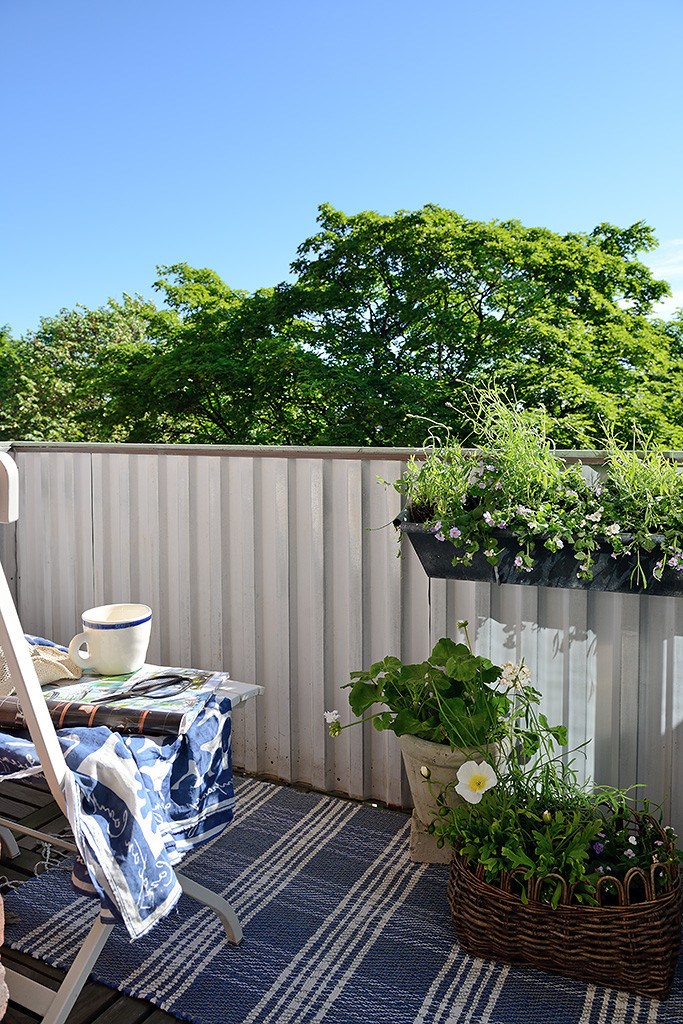 Thật khó tin trong căn hộ chỉ 26m2 vẫn có ban công xinh xắn với những giỏ hoa tươi.