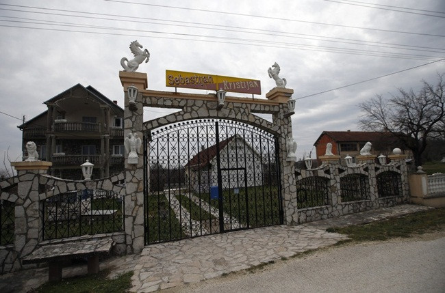 Không chỉ trang trí kỳ công, các biệt thự còn có hàng rào kín cổng cao tường rất bề thế. Ảnh: Taiwannews.