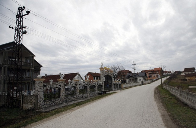Đặt chân đến ngôi làng Gomilica (ở miền Tây Serbia), ai cũng ấn tượng với những biệt thự lớn với hàng chục căn phòng, trang trí lộng lẫy, có bể bơi song chẳng có bóng người qua lại. Ảnh: Taiwannews.