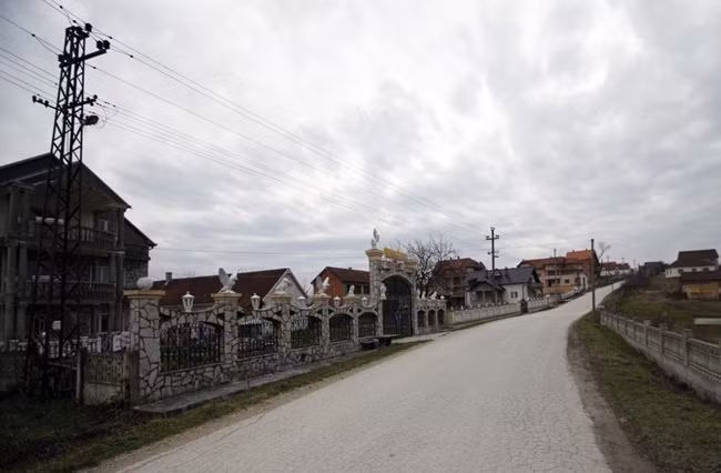 Đặt chân đến ngôi làng Gomilica (ở miền Tây Serbia), ai cũng ấn tượng với những biệt thự lớn với hàng chục căn phòng, trang trí lộng lẫy, có bể bơi song chẳng có bóng người qua lại. Ảnh: Taiwannews.