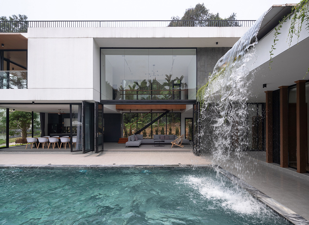 Thác nước được điều chỉnh hoạt động tùy theo sở thích của gia chủ.