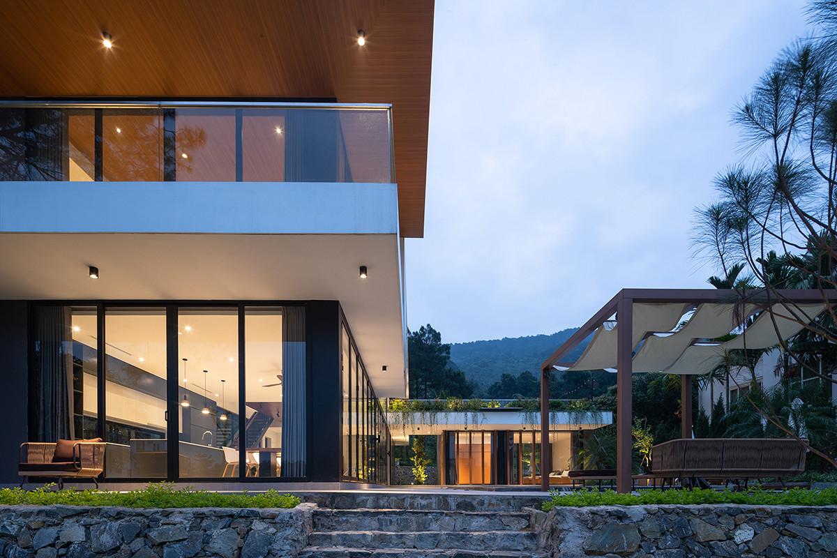 Bậc lên biệt thự xây bởi đá tự nhiên, mang nét đặc trưng của địa phương.