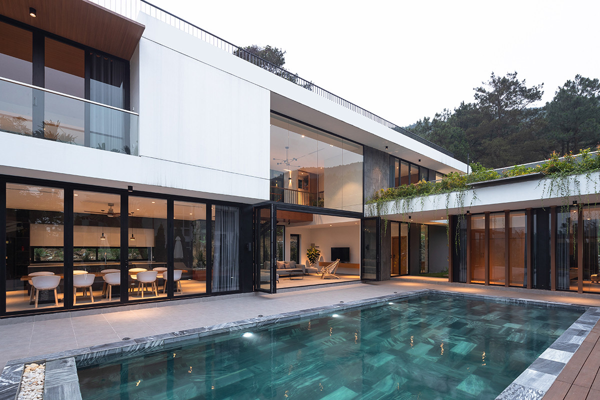 Bể bơi lớn hình chữ nhật được bố trí ở giữa sân chung.