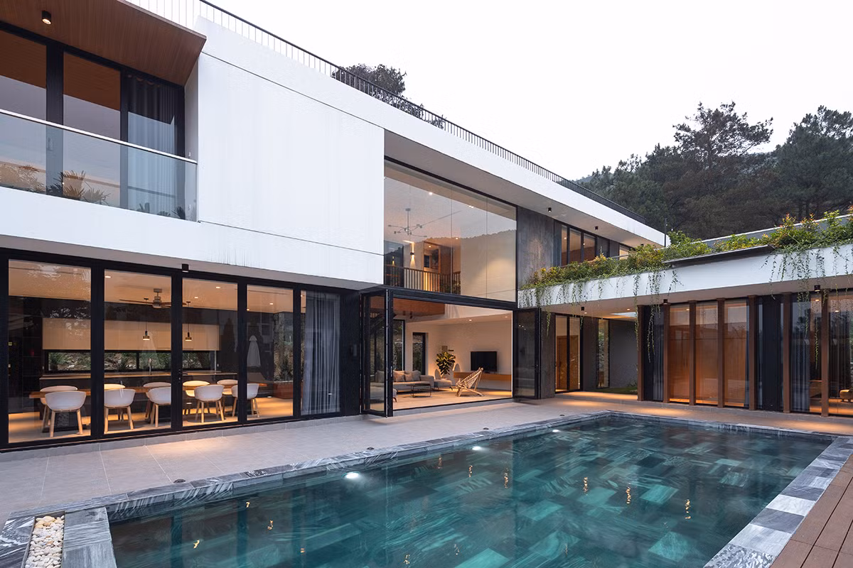 Bể bơi lớn hình chữ nhật được bố trí ở giữa sân chung.