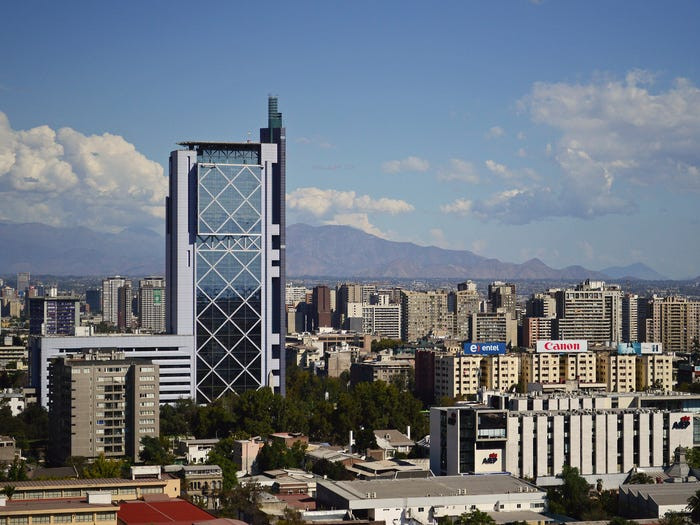Tòa nhà Torre Telefónica ở Santiago (Chile) giống như một chiếc điện thoại di động từ những năm 1990.