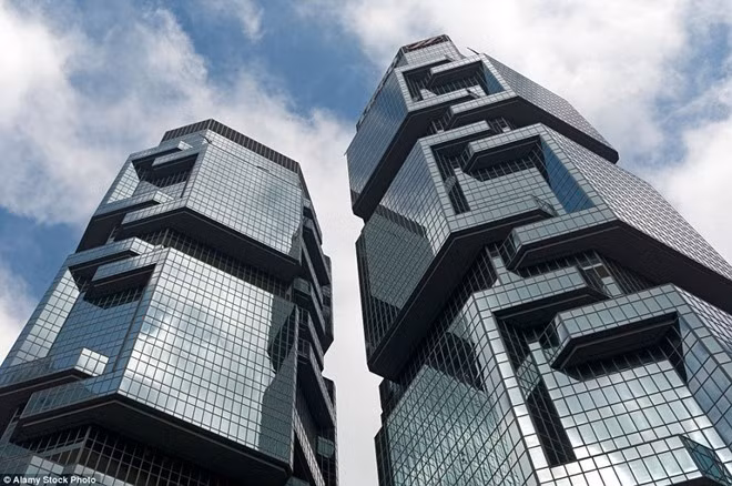 Tòa nhà Lippo Centre ở Hong Kong nổi bật với những khối bê tông có hình dạng như chú gấu koala ôm chặt vào thân. Nguồn ảnh: Business Insider. Video: Ai sẽ chịu trách nhiệm cho 2 toà nhà “dát vàng” ở Đà Nẵng? Nguồn: VTC Now