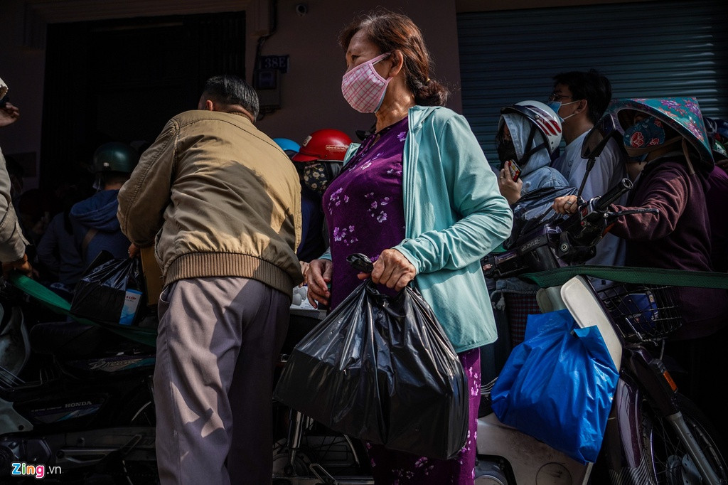 Bà Vân (quận 8, TP.HCM) phải rất vất vả mới có thể mua được 3 hộp khẩu trang. Bà cho biết: "Tôi đi tìm mua khẩu trang y tế nhưng hầu hết cửa hàng đều không có bán. Tôi đến đây từ lúc 10h nhưng thấy quá đông người nên tôi bỏ cuộc. Buổi chiều quay lại tôi xếp hàng bốc được số thứ 9, may mắn mua được".