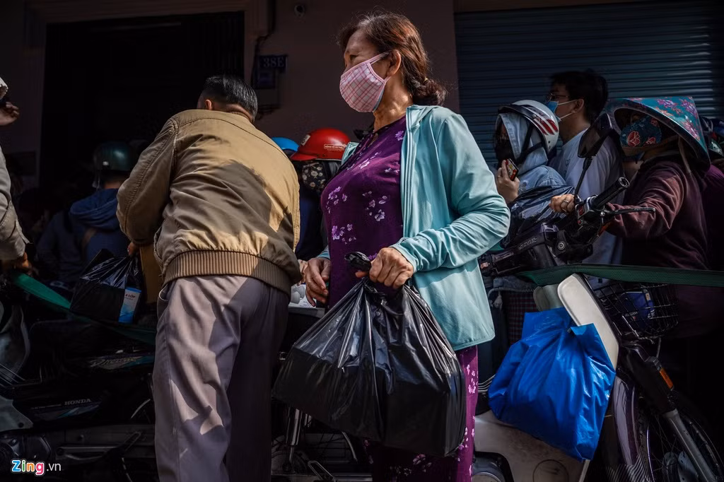 Bà Vân (quận 8, TP.HCM) phải rất vất vả mới có thể mua được 3 hộp khẩu trang. Bà cho biết: "Tôi đi tìm mua khẩu trang y tế nhưng hầu hết cửa hàng đều không có bán. Tôi đến đây từ lúc 10h nhưng thấy quá đông người nên tôi bỏ cuộc. Buổi chiều quay lại tôi xếp hàng bốc được số thứ 9, may mắn mua được".