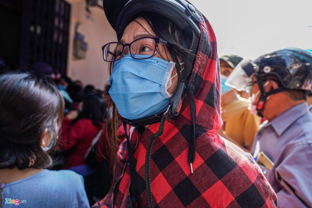 Xếp hàng nhiều giờ liền dưới thời tiết nắng nóng khiến nhiều người tỏ ra mệt mỏi.