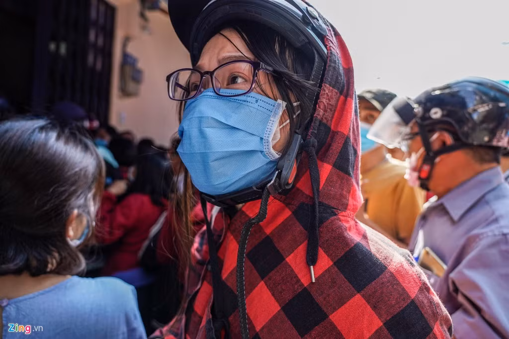 Xếp hàng nhiều giờ liền dưới thời tiết nắng nóng khiến nhiều người tỏ ra mệt mỏi.