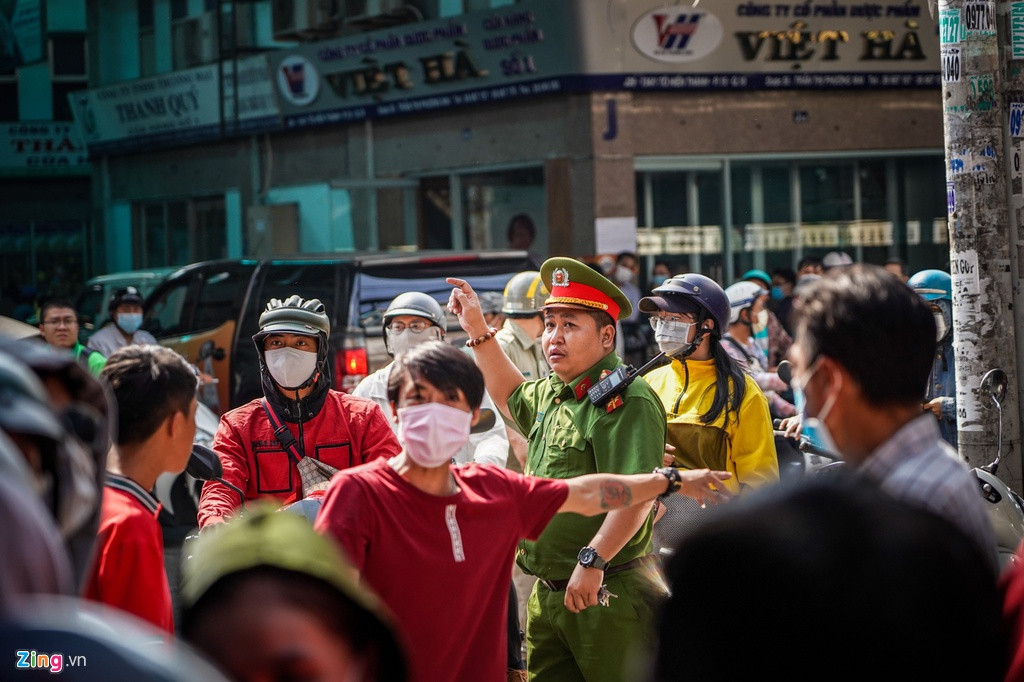 Dòng người xếp hàng mua khẩu trang gây cản trở giao thông qua đoạn đường Nguyễn Giản Thanh, lực lượng chức năng phải có mặt phân luồng điều tiết giao thông.