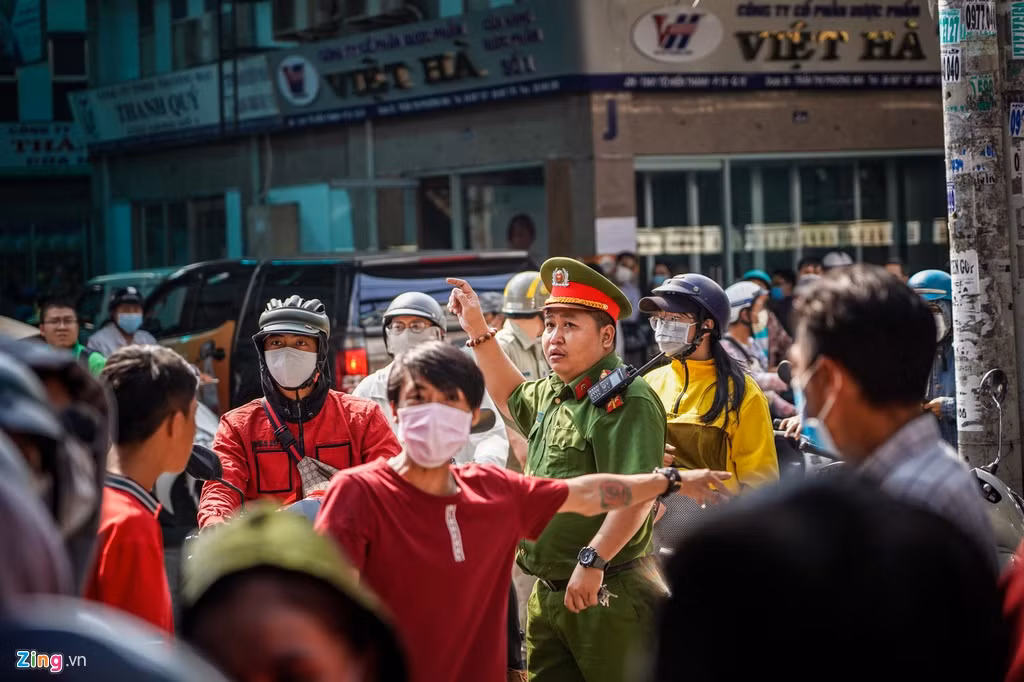 Dòng người xếp hàng mua khẩu trang gây cản trở giao thông qua đoạn đường Nguyễn Giản Thanh, lực lượng chức năng phải có mặt phân luồng điều tiết giao thông.
