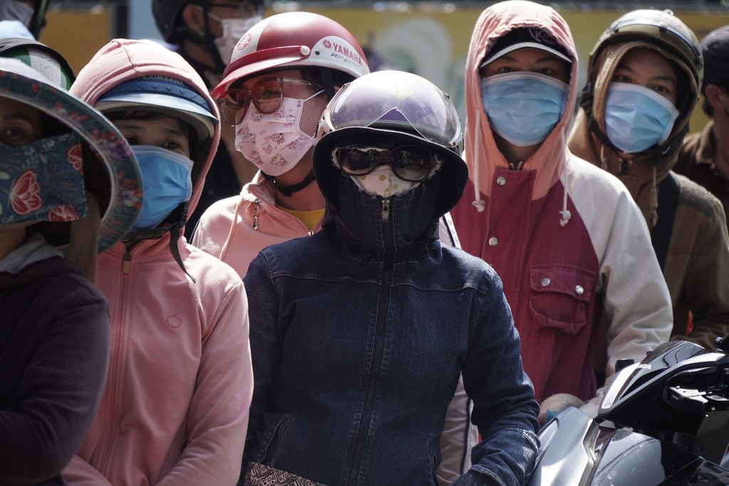 Đến 15h cùng ngày, vẫn còn rất đông người xếp hàng chờ đến lượt để vào mua khẩu trang.