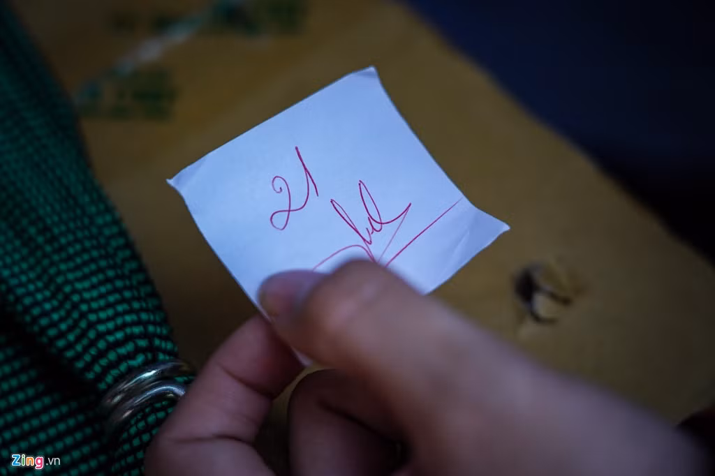 Để được vào mua khẩu trang, mọi người phải xếp hàng trật tự và được nhân viên phát cho một số thứ tự có chữ kí của chủ cửa hàng mới được vào mua.