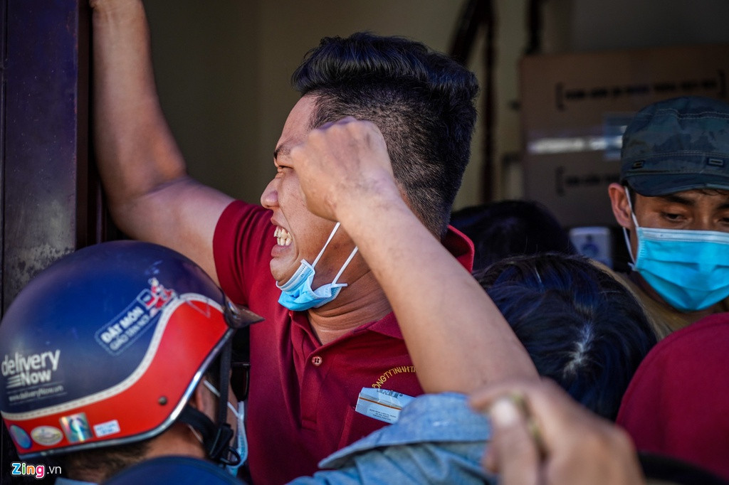 Một số người dân không thể giữ được bình tĩnh đã chen lấn, xô đẩy khiến cho khu vực xếp hàng trở nên lộn xộn. Nhân viên cửa hàng phải liên tục nhắc nhở mọi người xếp hàng trật tự.