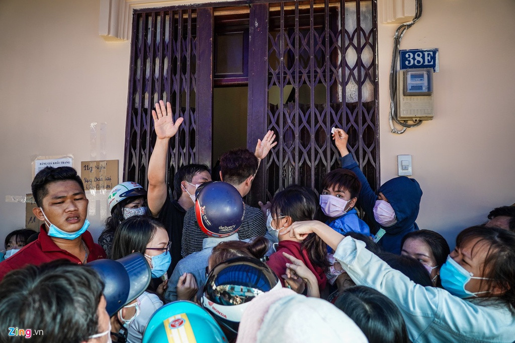 Số lượng khách mua khẩu trang quá nhiều nên cửa hàng quy định mỗi người chỉ được mua 3 hộp với giá là 105.000 đồng.