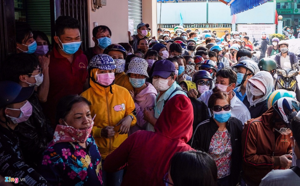 Trước đó, buổi sáng cửa hàng này cũng mở bán nhưng do lượng người mua quá đông nên đành phải đóng cửa. Đến 14h, cửa hàng thông báo mở bán lại và cam kết vẫn có đủ hàng cho người dân.