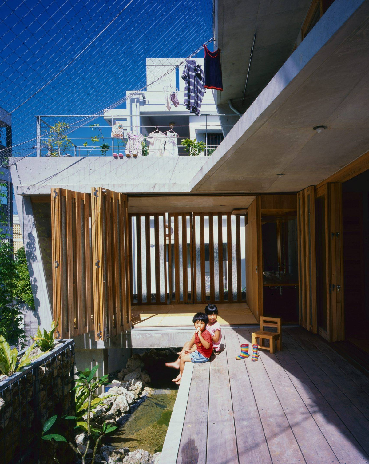  Hiên nhà cũng chính là không gian vui chơi của trẻ nhỏ.