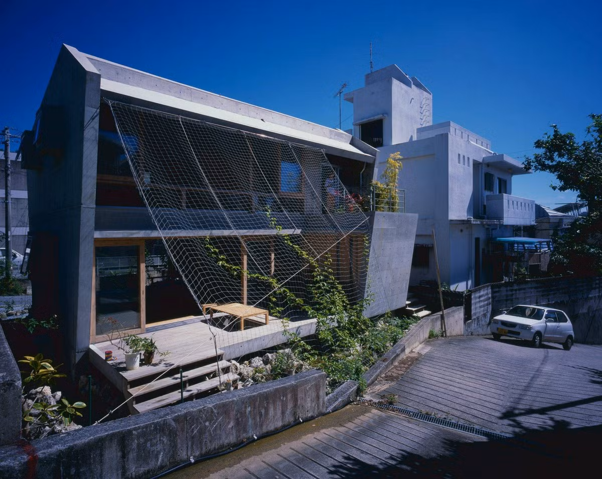 Phía sau nhà cũng sử dụng lưới thép và cây xanh che nắng.