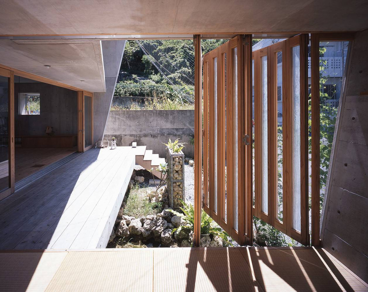 Khi cánh cửa mở rộng, con người và thiên nhiên dường như không còn khoảng cách. Nguồn ảnh: Archdaily.