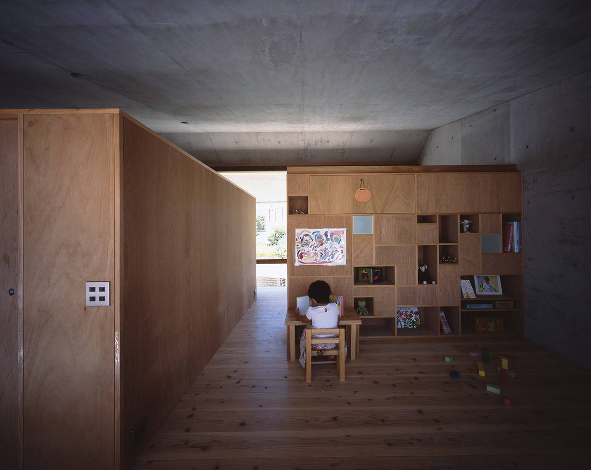 Áp dụng phòng cách tối giản, ngôi nhà hạn chế sử dụng đồ đạc nhằm tạo ra những không gian đa năng.