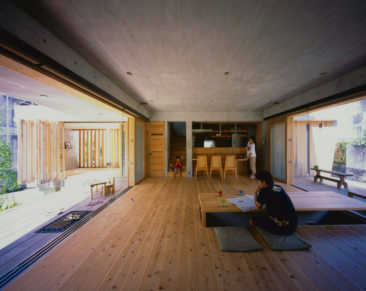 Đáng chú ý, kiểu bàn ăn thấp của Nhật được đặt trên lỗ thông khí tạo được chỗ để chân thoải mái.