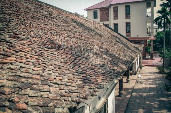 Qua 3 thế kỷ, ngôi nhà vẫn lưu giữ được những vật dụng xưa như hoành phi, câu đối, hương án...Ảnh: Senvietdecor.