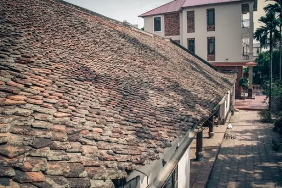 Qua 3 thế kỷ, ngôi nhà vẫn lưu giữ được những vật dụng xưa như hoành phi, câu đối, hương án...Ảnh: Senvietdecor.