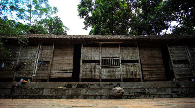 Ngôi nhà được làm hoàn toàn bằng gỗ mít và xoan rừng với lối kiến trúc mang đậm nét của đồng bằng Bắc Bộ. Ảnh: Dân Việt.