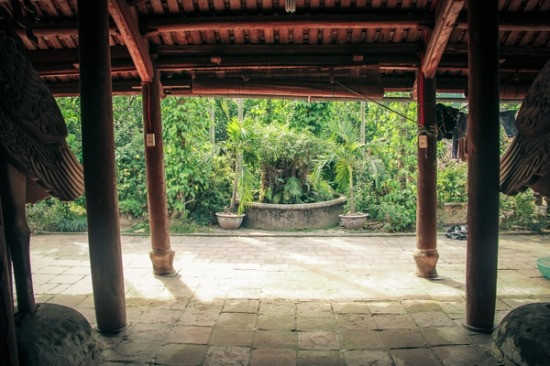 Phía trước là vườn cây và hòn non bộ phong thủy. Ảnh: Senvietdecor.