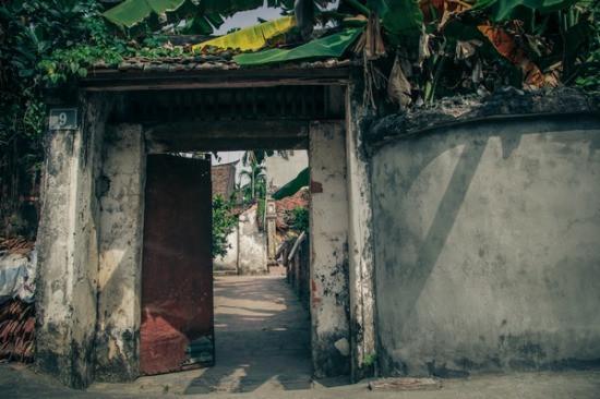 Nằm sâu bên trong một con ngõ nhỏ ở xã Đông Ngạc (Nam Từ Liêm, Hà Nội), nhà thờ dòng họ Đỗ được dựng lên vào thời vua Lê Hiển Tông, niên hiệu Cảnh Hưng năm 1760. Ảnh: Senvietdecor.