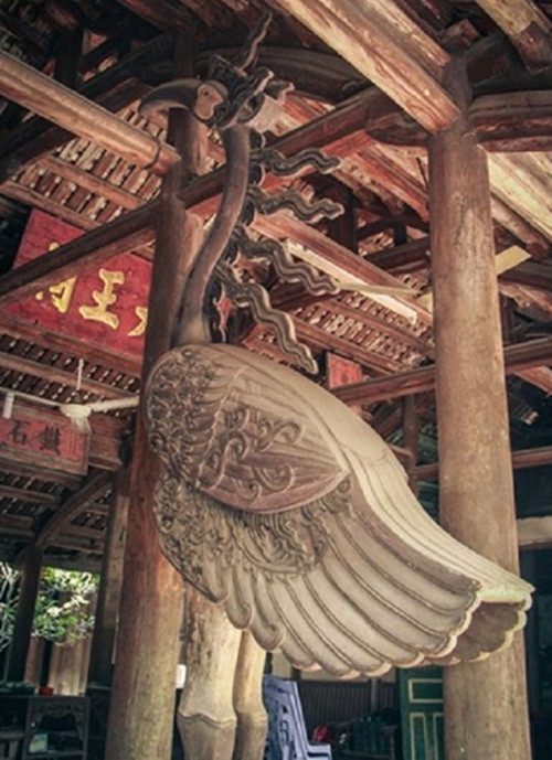 Bên trong ngôi nhà có đôi hạc đứng trên mình 2 con rùa. Ảnh: Senvietdecor.