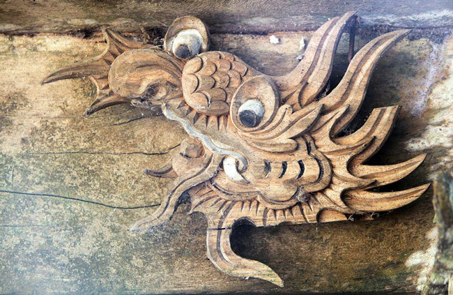 Trong nhà có nhiều họa tiết trang trí tinh xảo. Ảnh: Dân Việt.