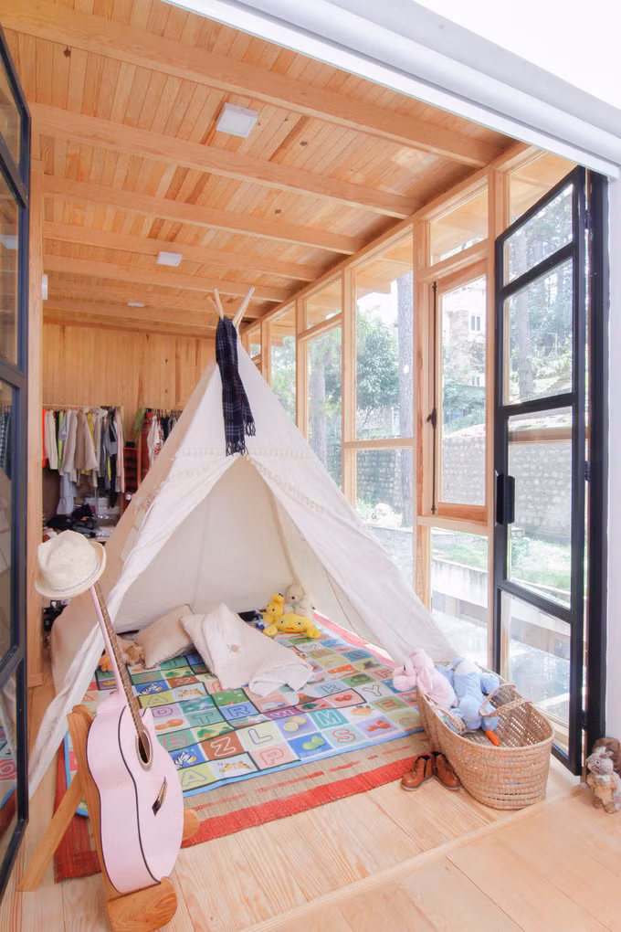 Trong nhà có một góc vui chơi riêng dành cho bé Bồ Câu. Nguồn ảnh: FBNV. Video: Dân Sài thành ‘tiếc’ biệt thự Pháp bị phá dỡ. Nguồn: VTC14