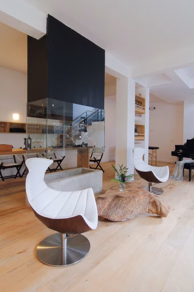 Phần lớn nội thất trong biệt thự được đại gia Đức An bay sang nước ngoài tham khảo, đặt sản xuất tại chỗ rồi vận chuyển về nước.