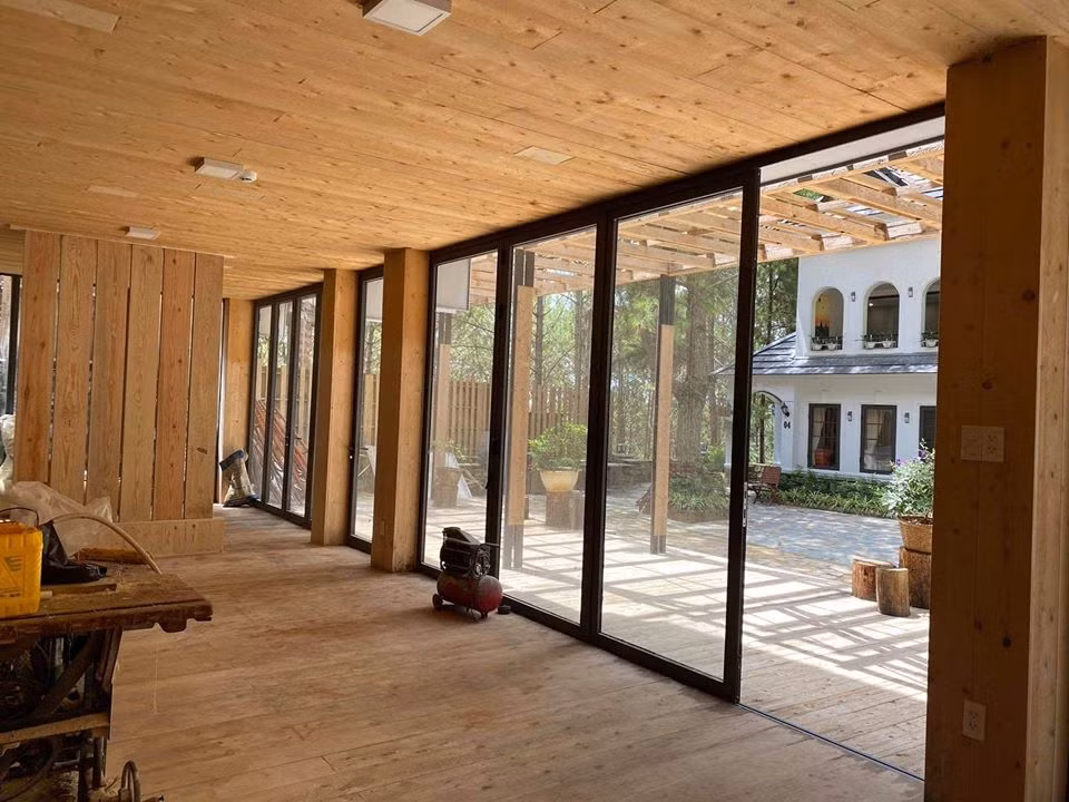 Chiều theo sở thích của vợ, đại gia Đức An cho xây khung nhà bằng sắt thay vì bê tông, lớp trong và ngoài ốp gỗ nhập khẩu.