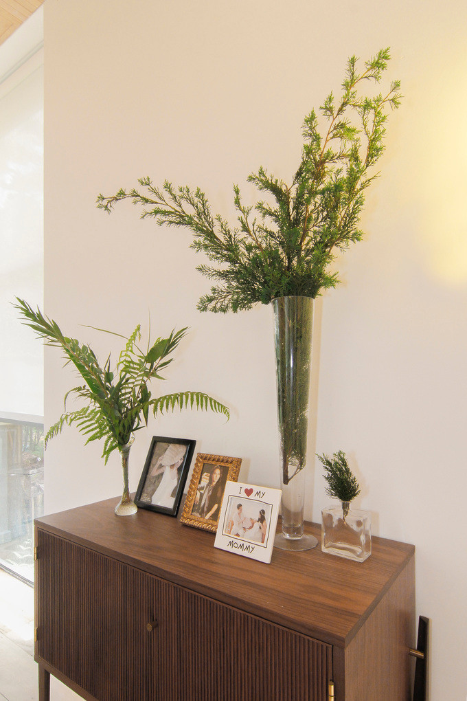 Người đẹp trang trí phòng bằng những loại cây, hoa đặc trưng của Đà Lạt.