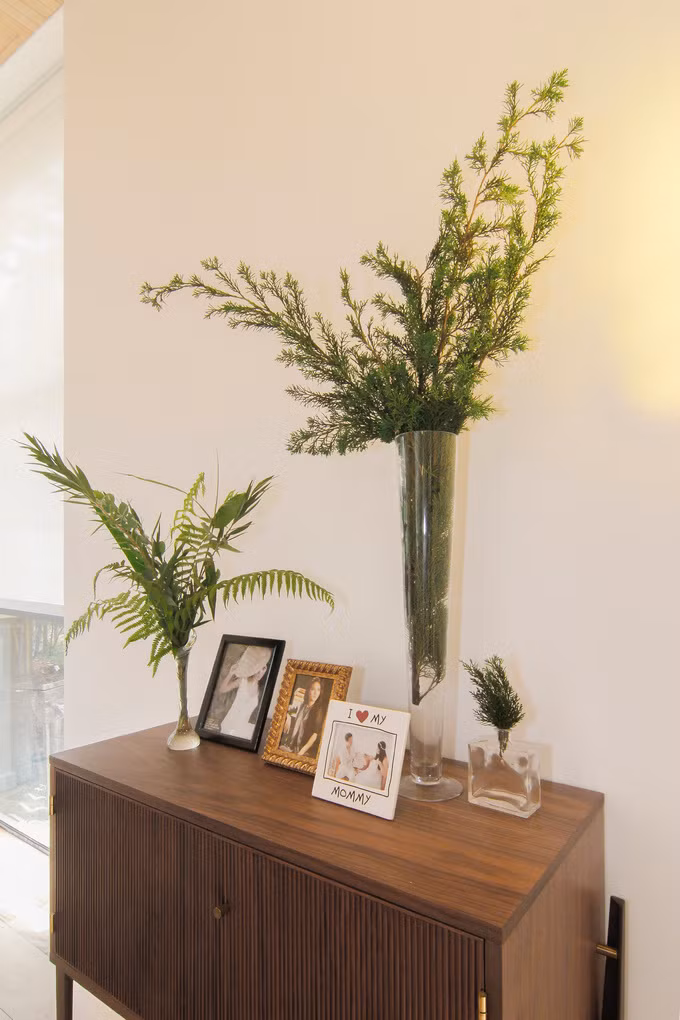 Người đẹp trang trí phòng bằng những loại cây, hoa đặc trưng của Đà Lạt.