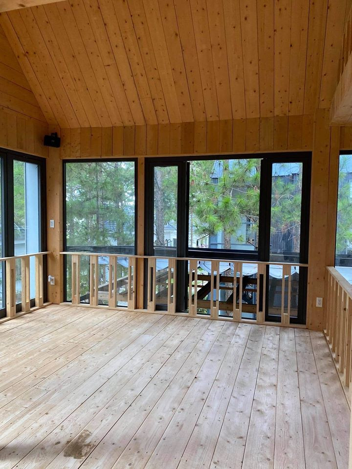 Căn biệt thự gỗ này rộng 800m2 trong một khu villa cao cấp và thơ mộng ở Đà Lạt.