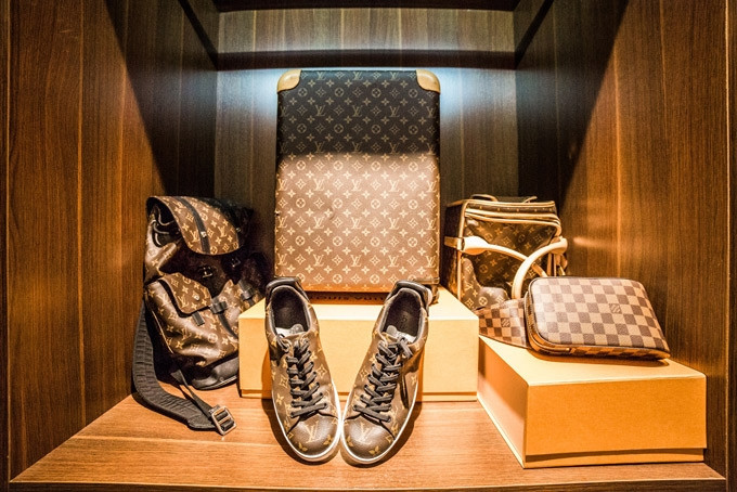 Khắc Tiệp có cả một bộ phụ kiện từ vali, ba lô, túi xách...mang nhãn hiệu nổi tiếng thế giới.