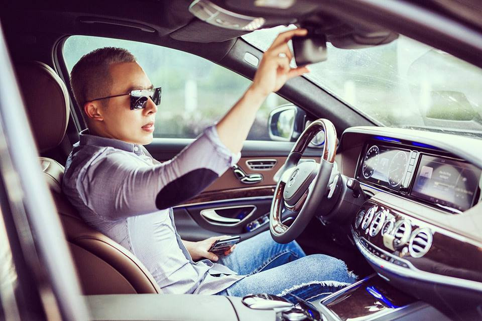 Ngoài ra, Vũ Khắc Tiệp cũng thường sử dụng chiếc xe sang Mercedes-Maybach S500 màu đen bóng loáng - theo khảo sát giá thị trường không dưới 10 tỷ đồng.