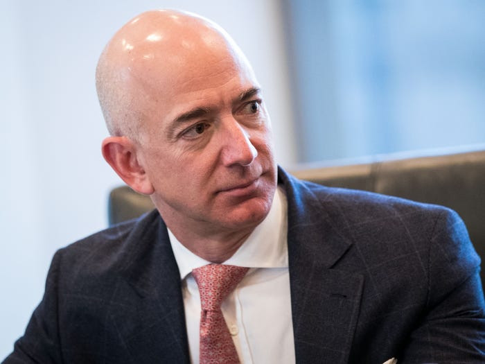 Business Insider ước tính, Jeff Bezos kiếm được 2.489 USD mỗi giây (tương đương 149.353 USD/phút) - nhiều hơn gấp đôi so với công nhân trung bình Mỹ kiếm được trong một tuần.