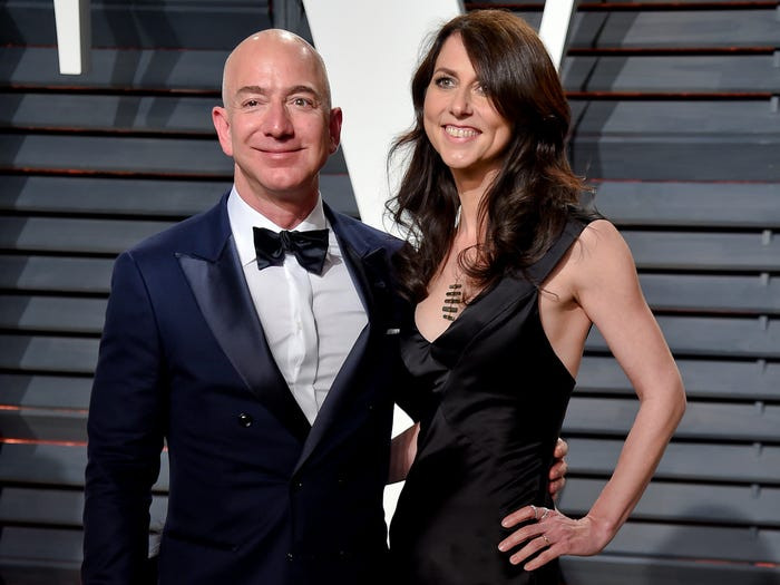 Sau khi ly hôn MacKenzie Bezos và từ bỏ 25% cổ phần Amazon do hai vợ chồng đồng sở hữu, Jeff Bezos vẫn giữ thứ hạng là người giàu nhất thế giới.