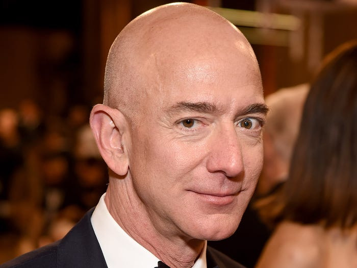 Với 117 tỷ USD, CEO Amazon Jeff Bezos có giá trị tài sản ròng tương đương 24% tài sản của 100 đại học hàng đầu của Mỹ. Tài sản của Bezos lớn hơn tài sản của 3 trường đại học cộng lại.