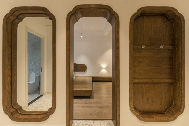 Điều này được thể hiện rõ trong cách trang trí những bức tường tại tầng 1 với gỗ sồi truyền thống, hoặc trên đầu giường của phòng ngủ.