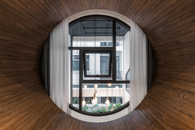 Căn phòng có hai góc nhìn, một là ban công nhìn xuống đường và một là cửa sổ nhìn xuống vườn sau.