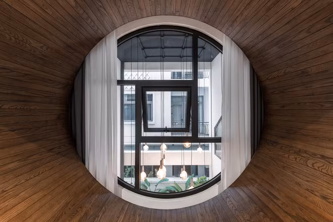 Căn phòng có hai góc nhìn, một là ban công nhìn xuống đường và một là cửa sổ nhìn xuống vườn sau.