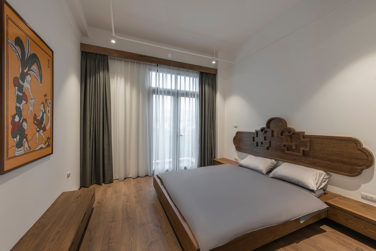 Phòng ngủ chính trên tầng 2 có có phòng thay đồ và nhà vệ sinh riêng.